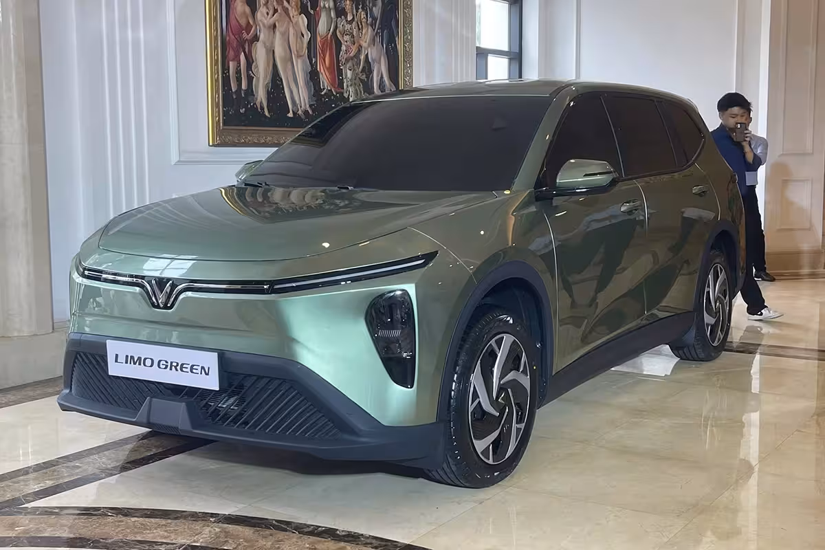 Vinfast Limo Green Base